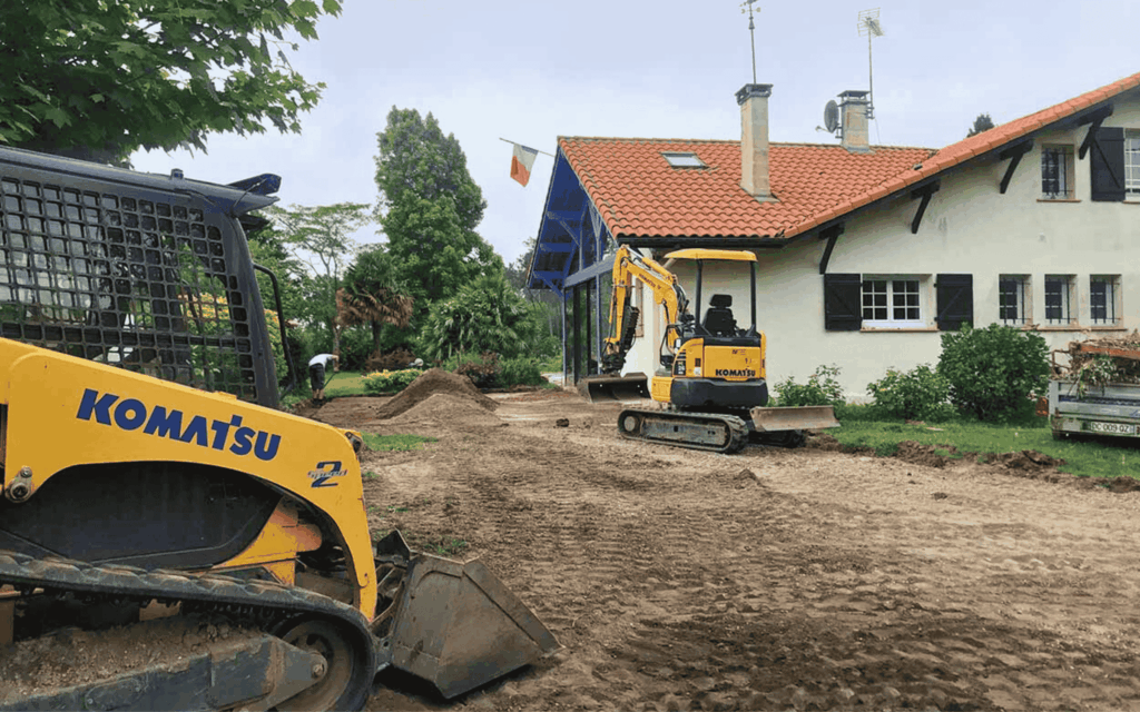 Chantier terrassement avec plusieurs engins pour aménagement extérieur à Capbreton - Dos Santos Maçonnerie