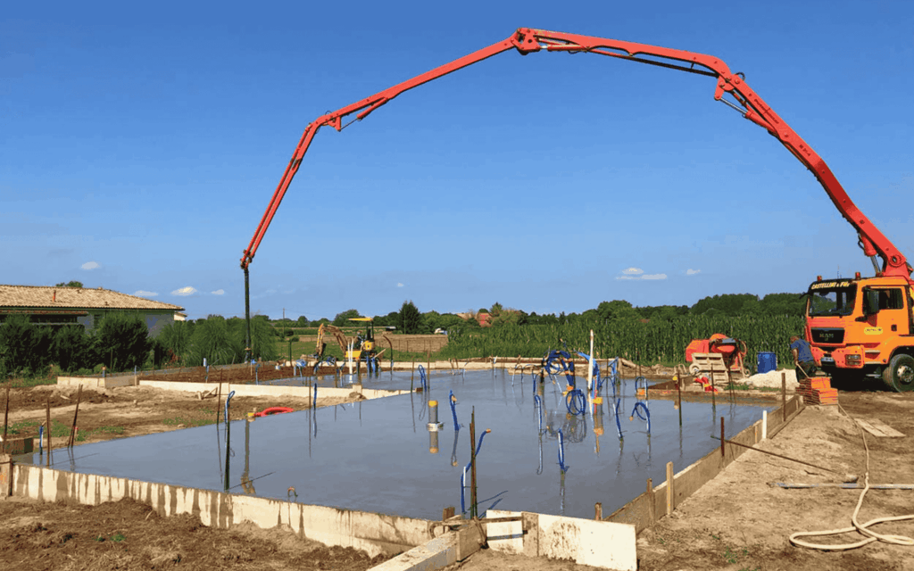 Coulage dalle béton avec pompe pour fondations maison à Tosse - Dos Santos Maçonnerie