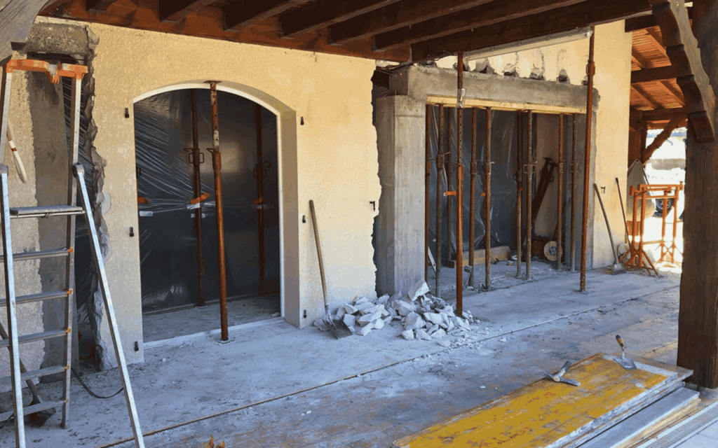 Démolition partielle mur avec étaiement et protection menuiseries à Seignosse - Dos Santos Maçonnerie