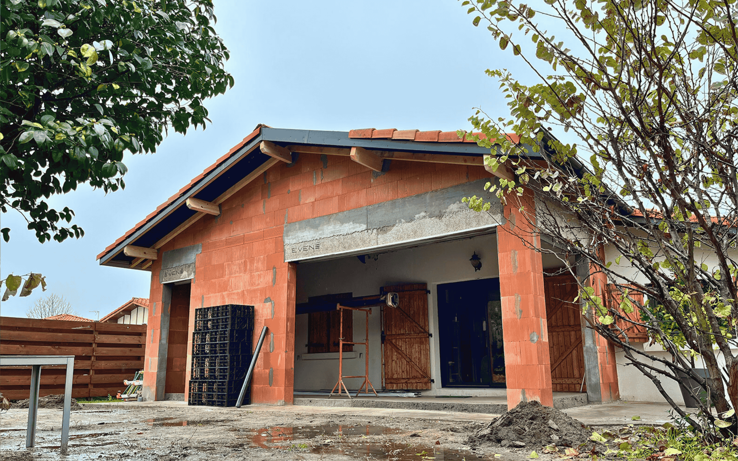 Extension maison en briques rouges gros œuvre en cours à Capbreton - Dos Santos Maçonnerie
