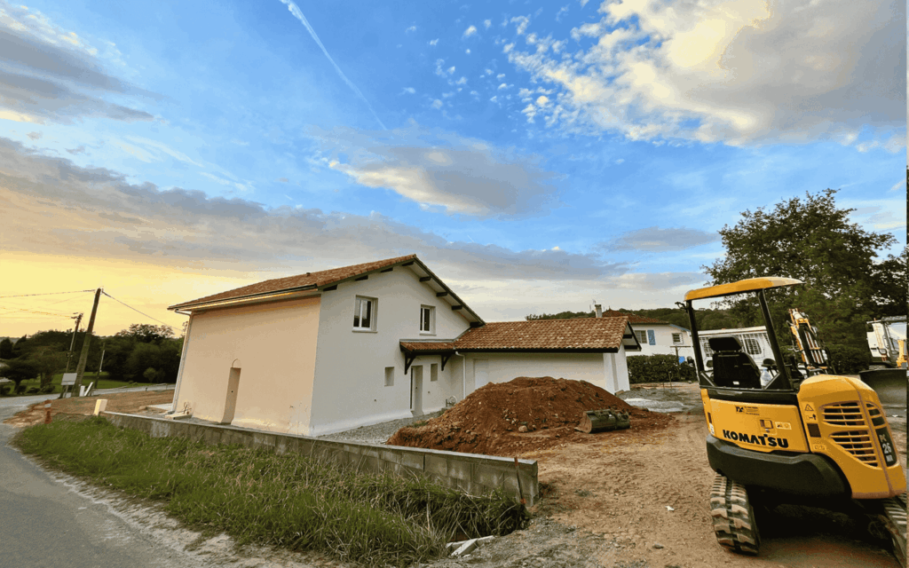 Extension moderne avec grandes baies vitrées à Capbreton - Réalisation Dos Santos Maçonnerie