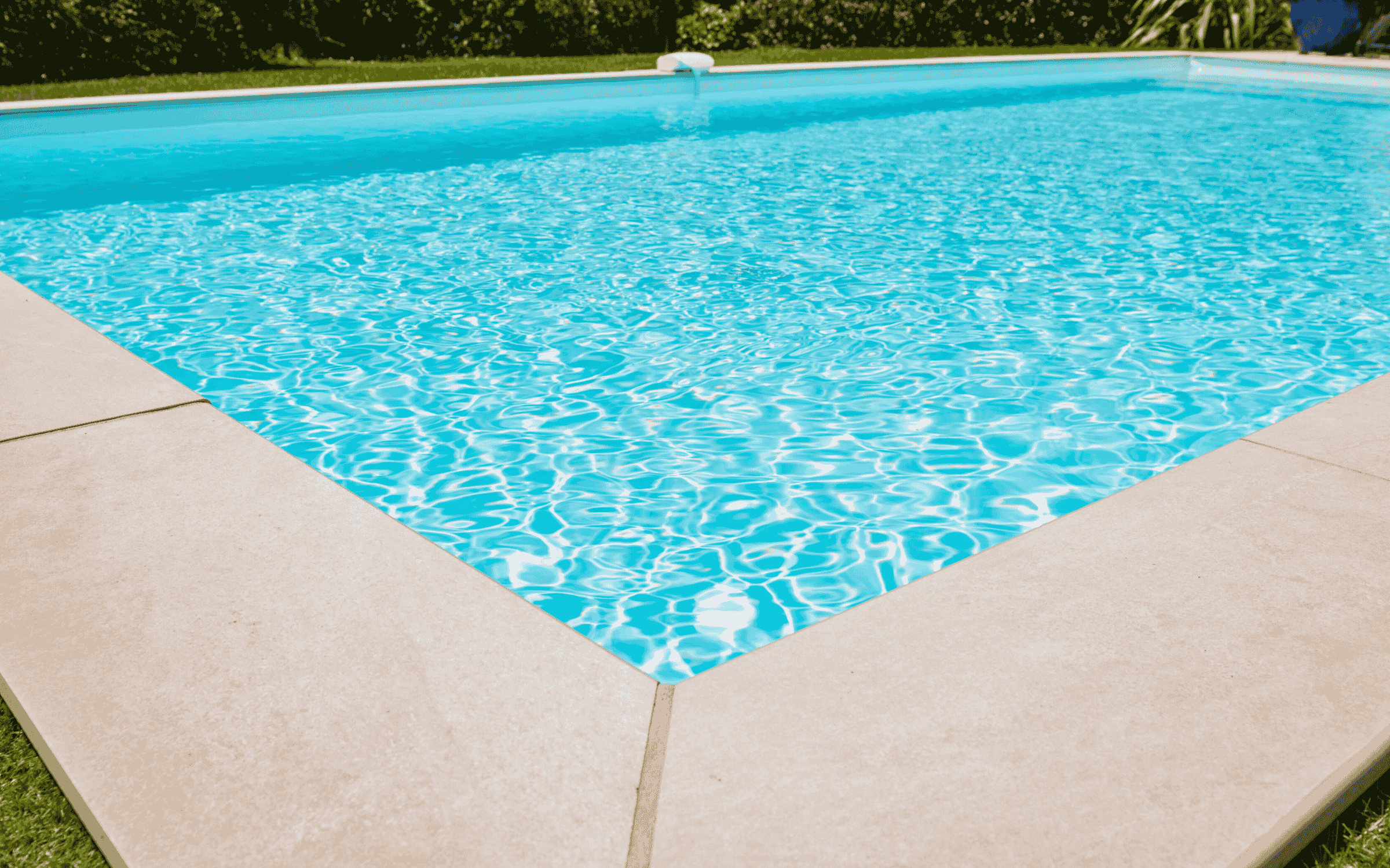 Finitions angle et margelles béton piscine enterrée à Tosse - Dos Santos Maçonnerie