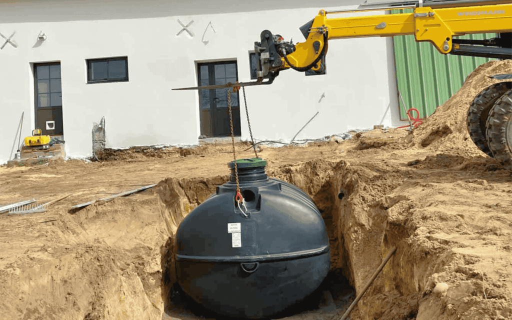 Installation de fosse toutes eaux pour assainissement individuel à Capbreton avec mini-pelle - Dos Santos Maçonnerie