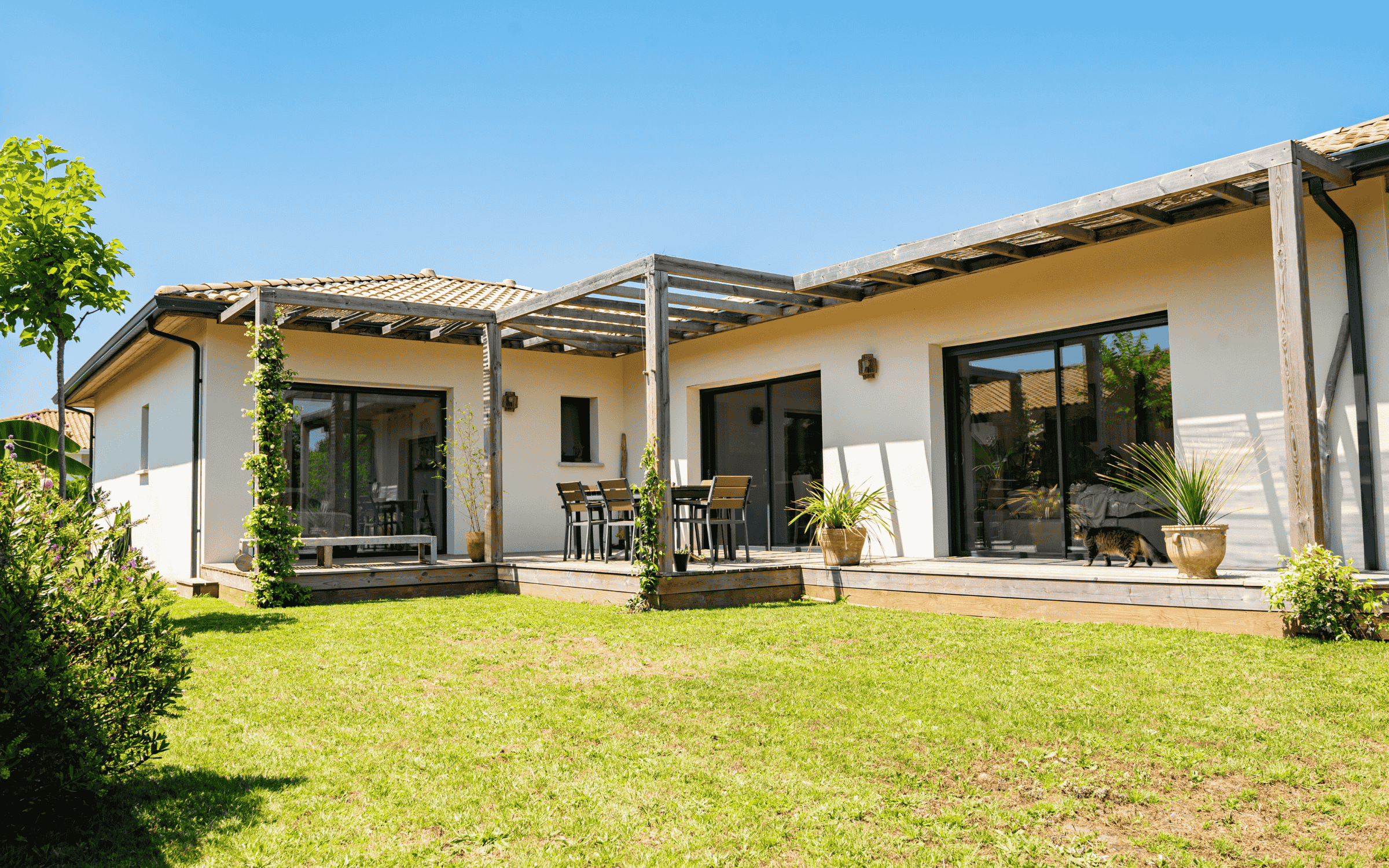 Maison contemporaine avec terrasse bois et pergola à Tosse - Réalisation Dos Santos Maçonnerie