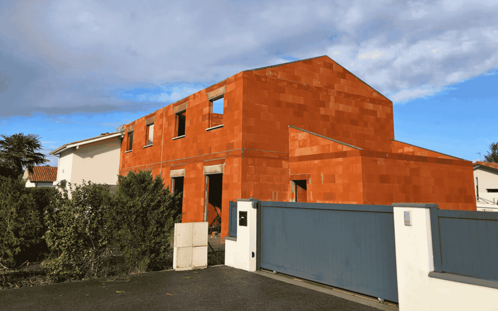 Construction maison à étage en briques rouges gros œuvre à Seignosse - Dos Santos Maçonnerie