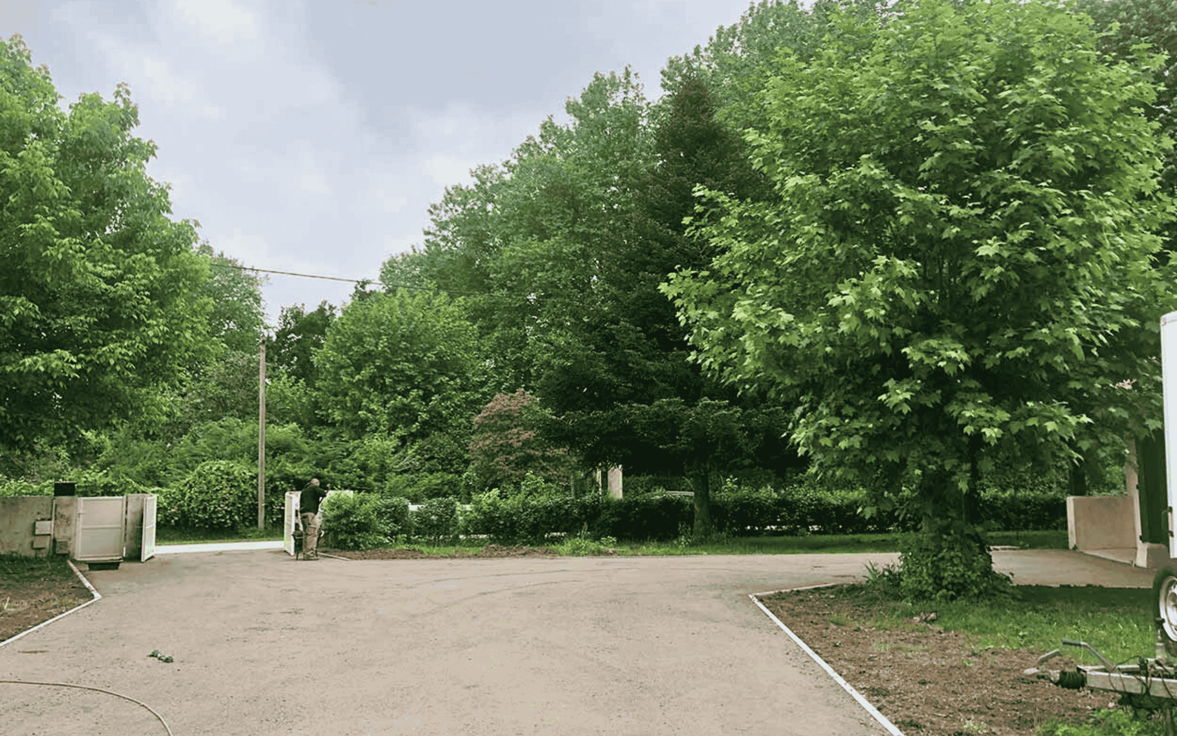 Plateforme terrassée et nivelée avec bordures béton à Seignosse - Dos Santos Maçonnerie