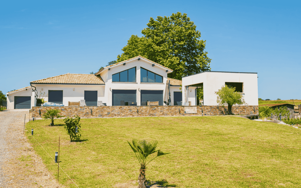 Villa moderne avec parement pierre et volumes architecturaux à Seignosse - Dos Santos Maçonnerie